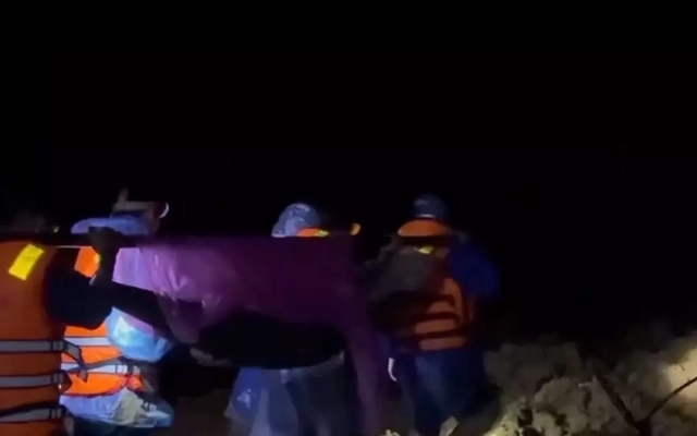 Xuyên đêm vượt 20km đường núi lở, khiêng cáng đưa 3 nạn nhân nguy kịch đi cấp cứu