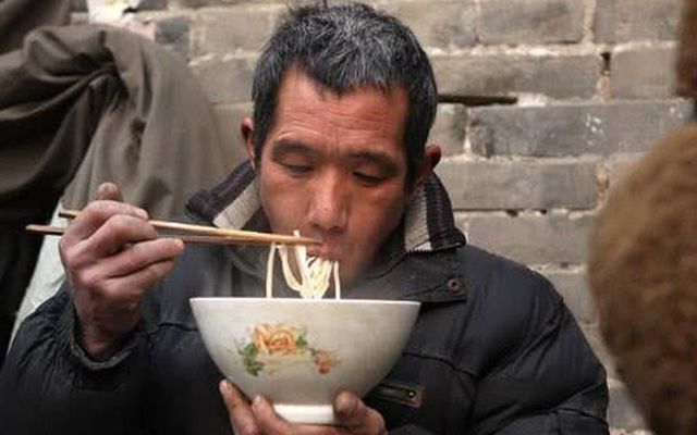 Bác sĩ Trung Quốc khuyên khi ăn làm 1 việc, người Việt đã quen làm từ nhỏ