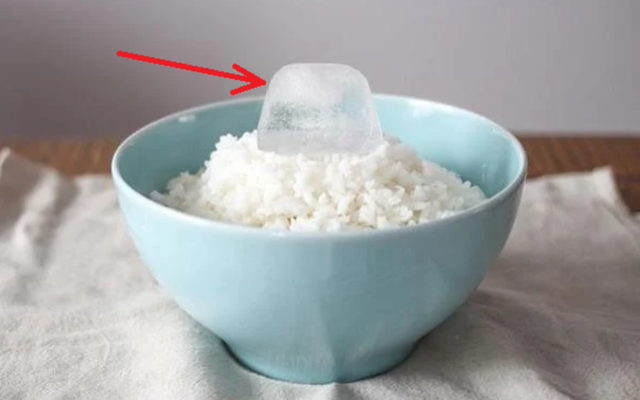 Thường hâm cơm nguội bằng lò vi sóng, tôi hối hận vì 30 năm cuộc đời không biết cách này sớm hơn