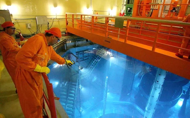 Công nhân rơi xuống khoang nước trong lò hạt nhân, uống phải thứ nguy hiểm: Kết quả đo đáng sợ