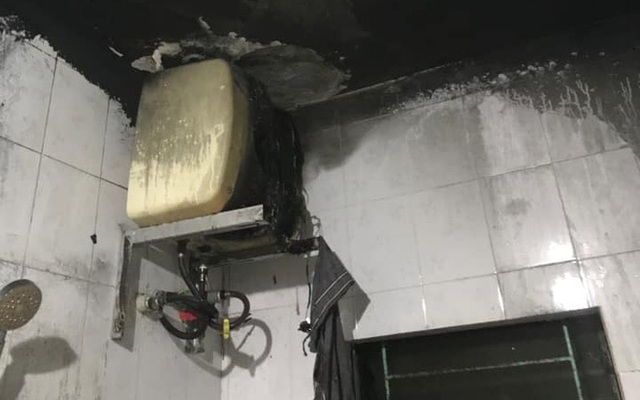 Bé trai 17 tháng bỏng toàn thân do bình nóng lạnh phát nổ: Nguyên nhân từ thói quen của nhiều gia đình