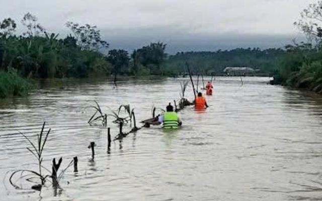 Đi xe đạp điện qua vùng ngập sâu, 3 em nhỏ ở Quảng Trị bị lũ cuốn trôi