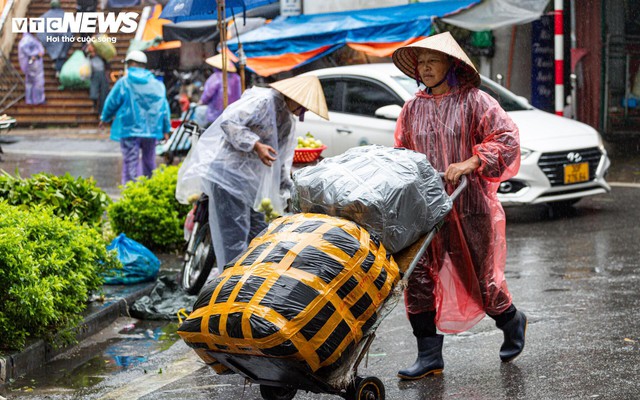 Người Hà Nội vất vả mưu sinh trong ngày mưa phùn, gió lạnh tăng cường