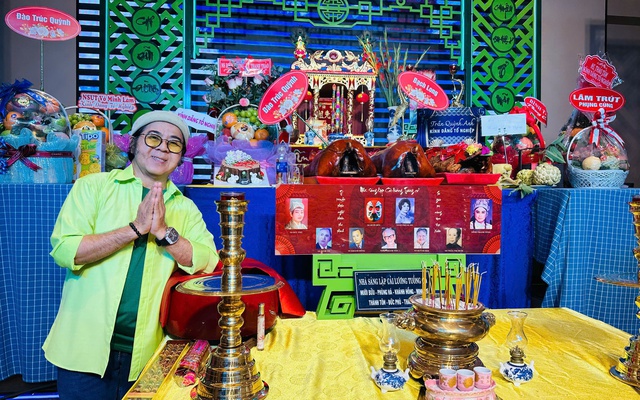 Bàn thờ Tổ đặc biệt của NSƯT Bạch Long và lời nhắn "hãy để giày dép ngoài sân khấu" từ 1 sân khấu