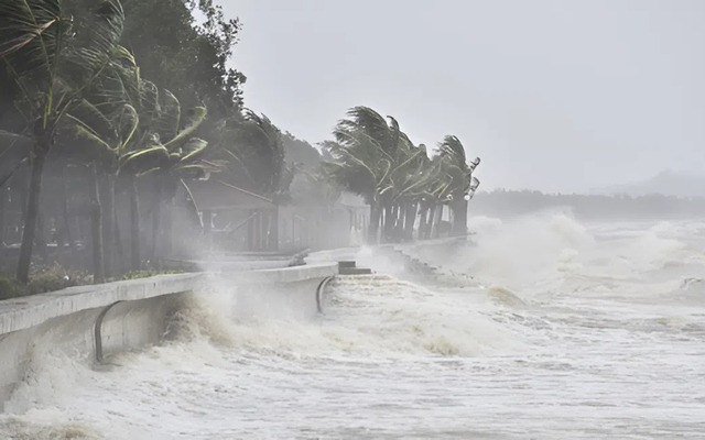 Bão số 11 giật cấp 16 ngày càng áp sát, hàng loạt tỉnh thành vào vùng nguy hiểm
