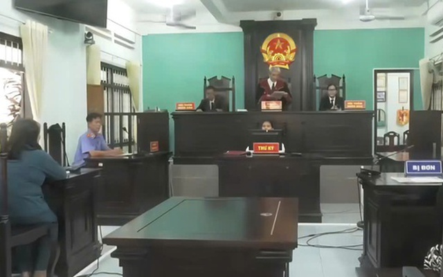 Cụ ông dẫn người tình về chụp ảnh trước bàn thờ vợ gây phẫn nộ