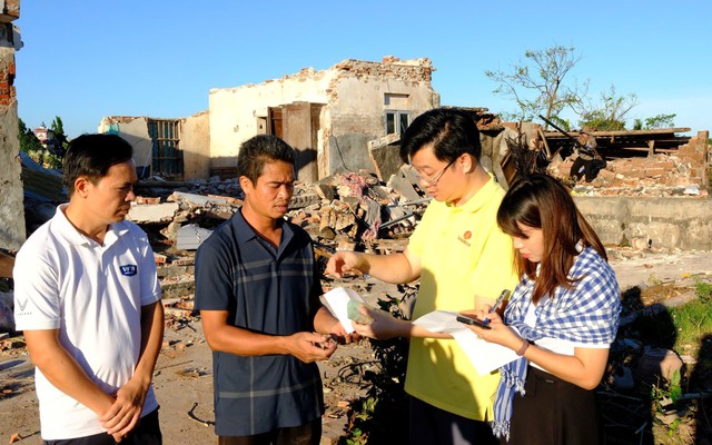 Thần tốc: Chỉ trong 5 ngày hơn 2.000 hộ dân đã nhận được tiền từ quỹ hỗ trợ 500 tỷ đồng của tỷ phú Phạm Nhật Vượng