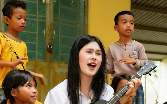 Ca sĩ Phúc Anh mang dự án "54 dân tộc Việt Nam" đến làng phong ở Gia Lai