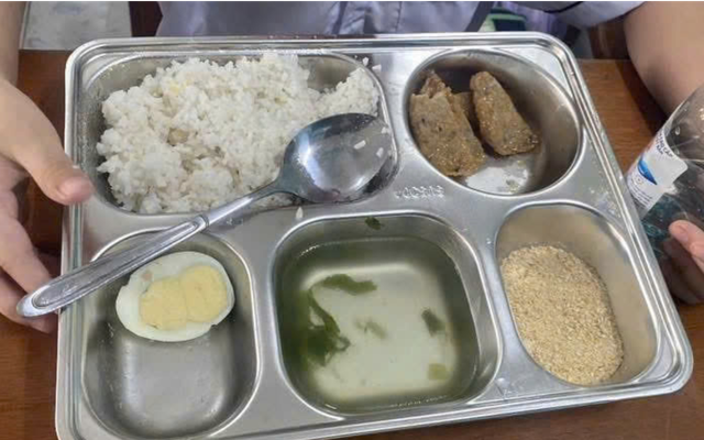 Suất ăn bán trú 25.000 đồng gồm 1 quả trứng, 3 miếng chả nhỏ: Hiệu trưởng nói gì?