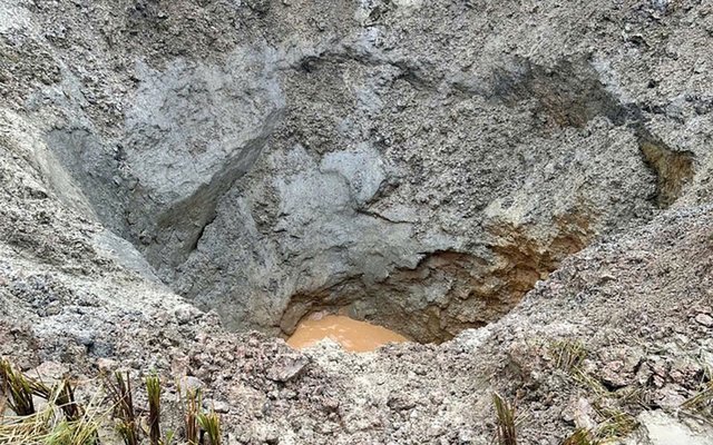 Hố sụt rộng 100m² bất ngờ xuất hiện ở Tuyên Quang