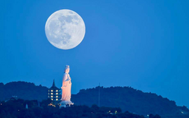 Dân mạng đồng loạt khoe ảnh siêu trăng đẹp mê hồn trong đêm Trung thu 2025