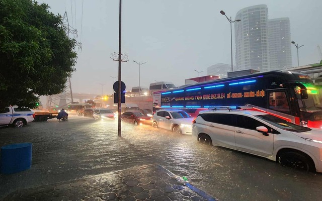 Nóng: Hà Nội xảy ra mưa dông ở nhiều nơi, cảnh báo ngập ở hàng loạt tuyến phố