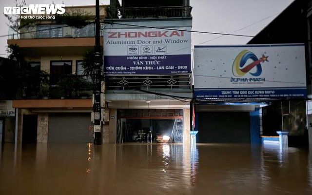 Tiếp tế gần 200 suất ăn cho người dân vùng ngập ở Thái Nguyên trong đêm