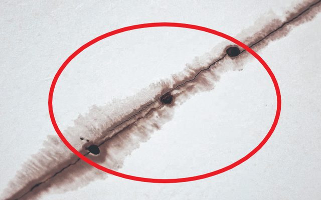 Thấy trần nhà có chất lỏng lạ ngấm xuống, gia chủ báo cảnh sát, phát hiện bí mật ám ảnh ở tầng trên