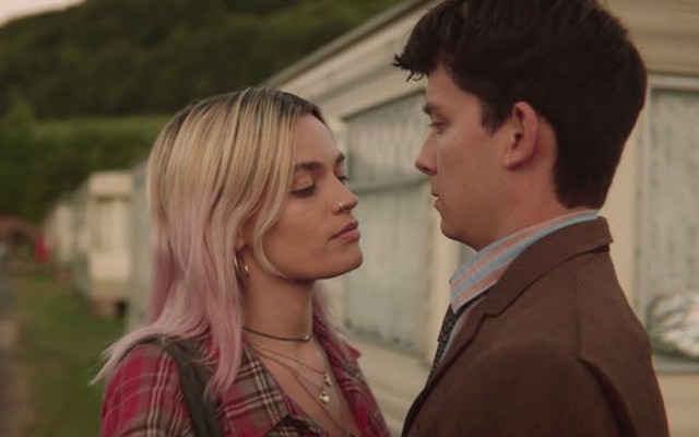 Xem Sex Education, tôi chợt nhớ đến trang giấy trắng trong cuốn lưu bút mà con gái không cho xem vì "Nó chỉ dành cho một người thôi"