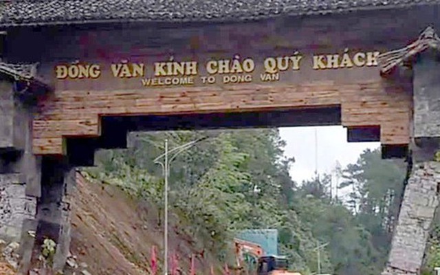 VIDEO: Cổng chào cao nguyên đá Đồng Văn - điểm check in nổi tiếng đổ sập trong chớp mắt