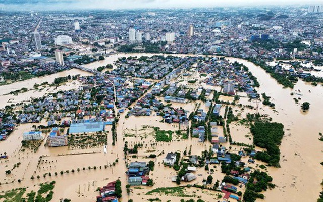 VIDEO: Mưa ngập tới mái nhà, người dân Thái nguyên cầu cứu khắp nơi