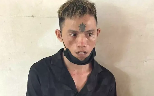 Cô gái bị kề dao vào cổ, cướp điện thoại ở công viên