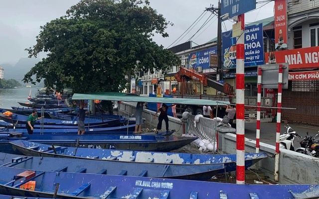 Thuyền, ca nô du lịch Chùa Hương lên đường chi viện vùng lũ