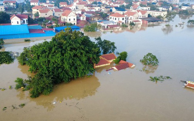 VIDEO: Nhiều khu dân cư ở Bắc Ninh nước ngập mái nhà trong trận lũ lịch sử
