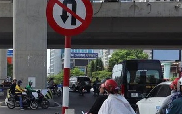 Có được quay đầu xe tại vị trí có biển cấm ô tô rẽ trái không?