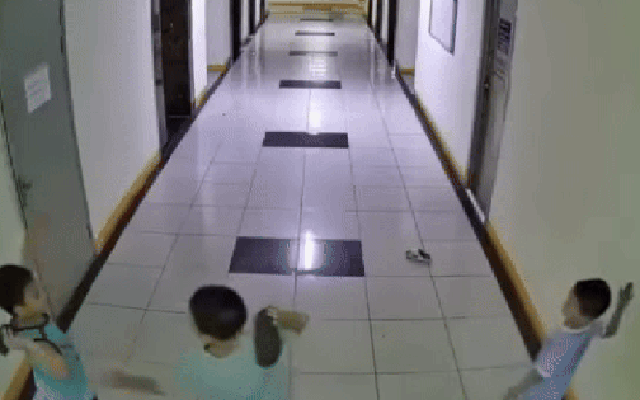 Bất ngờ số tiền gia đình bé trai chơi ném dép dẫn tới hỏng 2 thang máy phải bồi thường