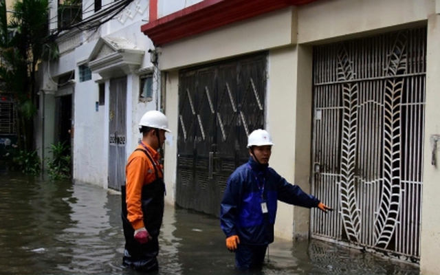 Hơn 12.600 khách tại Hà Nội vẫn chưa được cấp điện sau bão Matmo