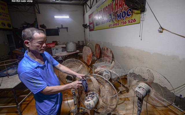 Mất điện sang ngày thứ ba, dân Thái Nguyên chạy máy phát dọn nhà sau lũ