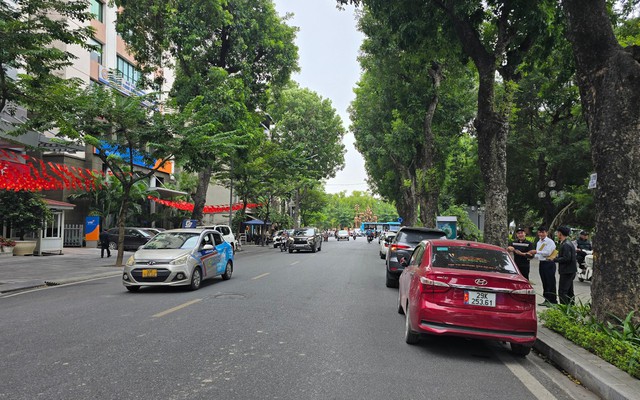 Camera AI 'phủ sóng' đường phố Hà Nội: Giảm vi phạm nhưng dân kêu trời vì thiếu bãi đỗ xe