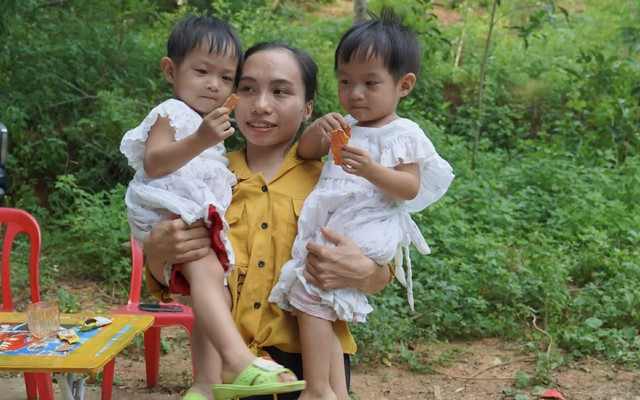 Người mẹ "tí hon" vượt khó khăn sinh đôi 2 bé gái ở Phú Thọ: Bác sĩ nói mà không tin