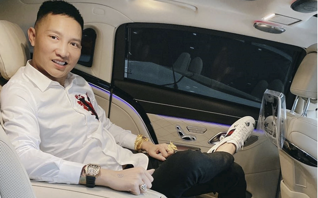 Huấn Hoa Hồng kiếm tiền từ đâu?