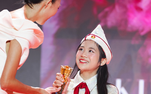 An Cát Diệp được vinh danh "Kid Model of the Year": Con thần tượng mẹ, con rất yêu mẹ