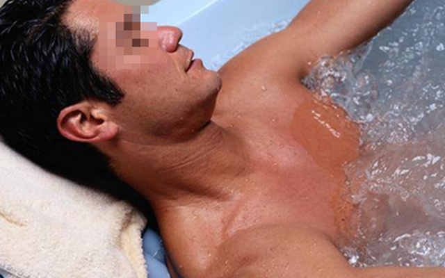 Người đàn ông 51 tuổi đột quỵ khi đang tắm, bác sĩ cảnh báo 3 thói quen tắm "chết người"