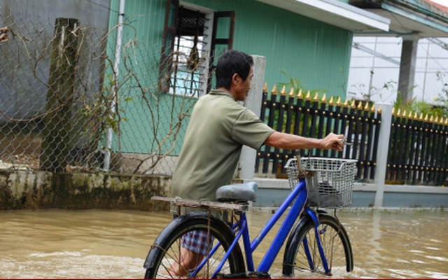 Số người chết do mưa lũ ở Huế tiếp tục tăng, gần 6000 ngôi nhà còn bị ngập