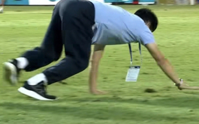 Độc lạ HLV Hoàng Anh Gia Lai bò trên sân ăn mừng cầu thủ ghi bàn ở V.League