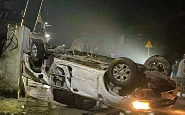 Ô tô bán tải lật ngửa va vào xe máy, vợ chồng giáo viên thương vong