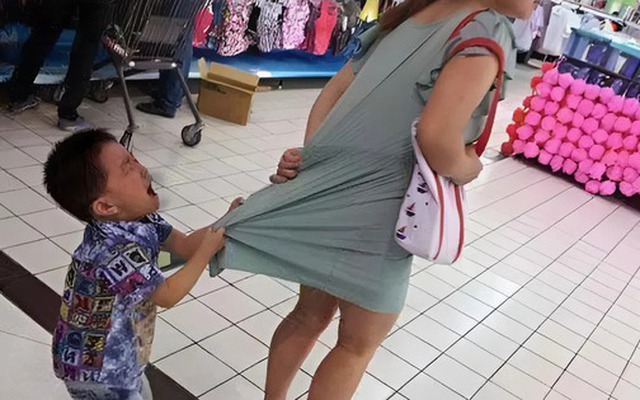 Suýt xô ngã bà bầu, cậu bé 7 tuổi đáp một câu khiến ai cũng sốc: Hành động của người lớn sau đó còn bất ngờ hơn