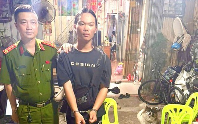 Cất giấu 20 kg bạc dưới đế giày vận chuyển qua biên giới