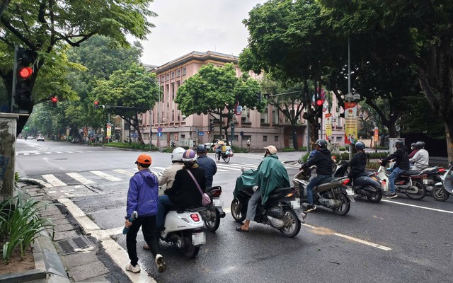 Tài xế dừng đèn đỏ, tay sử dụng điện thoại di động có bị xử phạt?