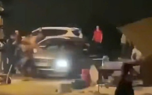 Xôn xao clip hàng chục người bao vây đập phá xe ô tô, tài xế tông xe “điên loạn”