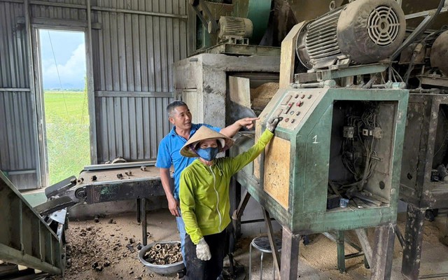 Dùng vỏ trấu chế biến ra củi, nông dân thu hàng trăm triệu đồng mỗi năm