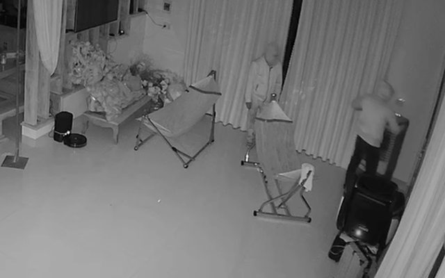 CLIP: 2 đối tượng bịt mặt, cầm hung khí đột nhập vào nhà dân trộm hơn nửa tỉ đồng