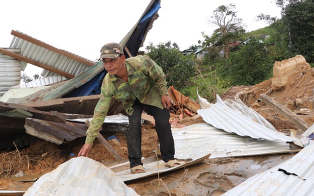 Cận cảnh vụ sạt lở núi kinh hoàng, cuốn phăng 6 ngôi nhà ở xã vùng cao Đà Nẵng