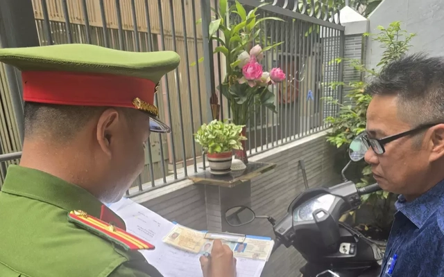 Từ 1/12, người mua bán xe không làm thủ tục đúng hạn có thể bị phạt đến 12 triệu đồng