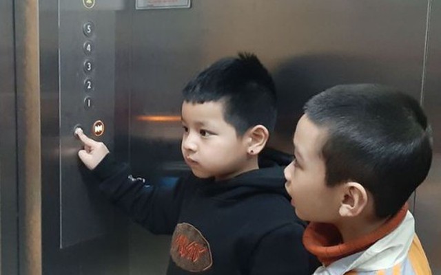 Vào thang máy, nhìn thấy hành xử này của những đứa trẻ, tôi liền biết ngay chúng được gia đình dạy dỗ rất tốt