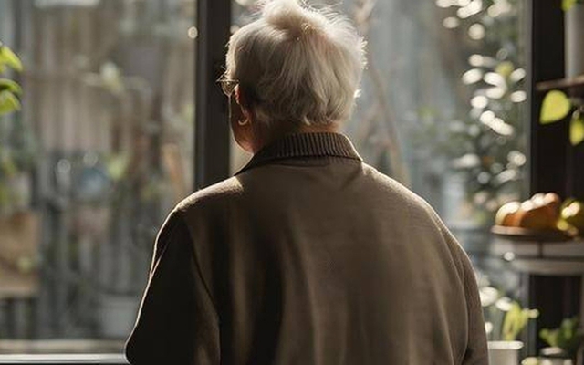 Những người trên 70 tuổi, bất kể có bao nhiêu con, nên chuẩn bị cho khả năng "sống trong cô đơn"?