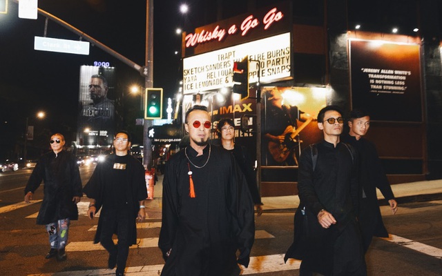 Tự hào ban nhạc Việt mặc áo dài trình diễn tại Mỹ