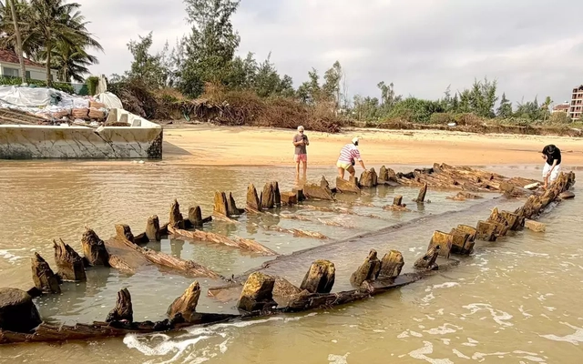 Tàu cổ xuất lộ sau bão