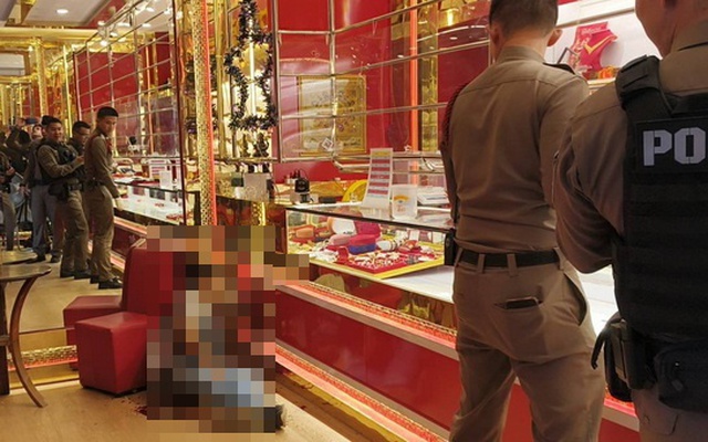 Xông vào cướp tiệm vàng, khi biết không thể chạy thoát, nghi phạm làm 1 việc khiến tất cả đều sững sờ