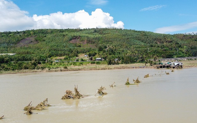 Cầu gỗ vượt sông dài nhất Việt Nam biến mất sau bão số 13: Lịch sử gần 30 năm, từng lên phim điện ảnh